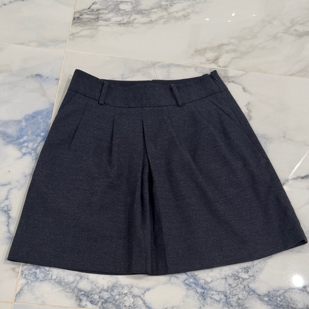 The Limited pleated Pencil Skirt black size 0 good pre owned condition casual